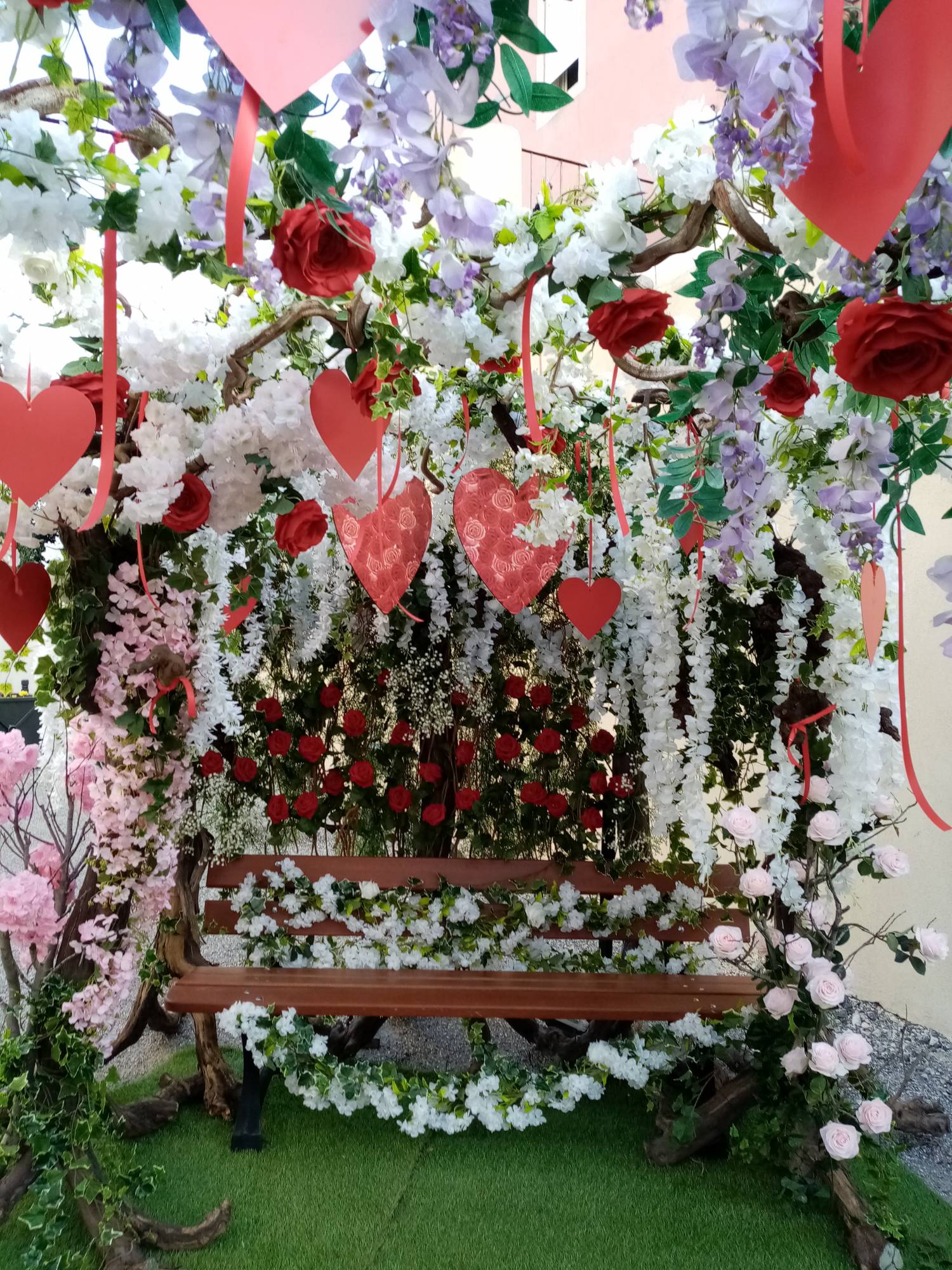 Vive la Saint Valention, Ce jardin des amours est une arche florale printanière pour la saint Valentin à Berre l'Etang