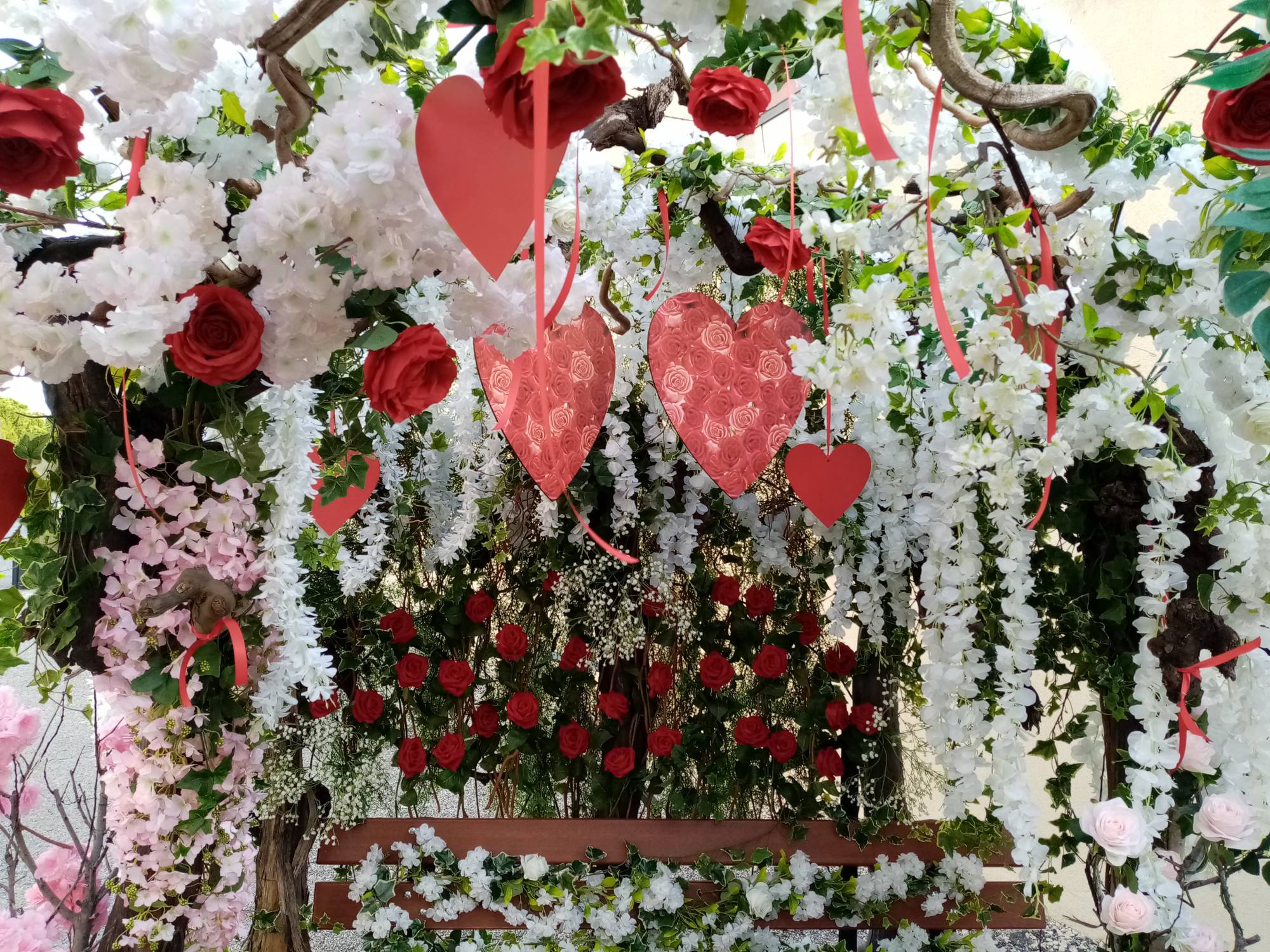 Vive la Saint Valention, Ce jardin des amours est une arche florale printanière pour la saint Valentin à Berre l'Etang