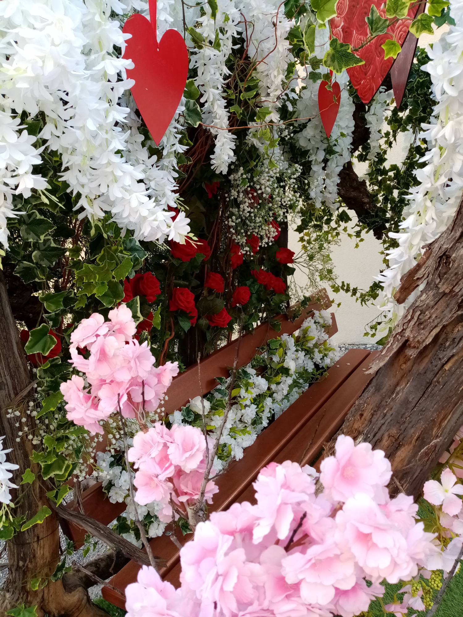 Vive la Saint Valention, Ce jardin des amours est une arche florale printanière pour la saint Valentin à Berre l'Etang