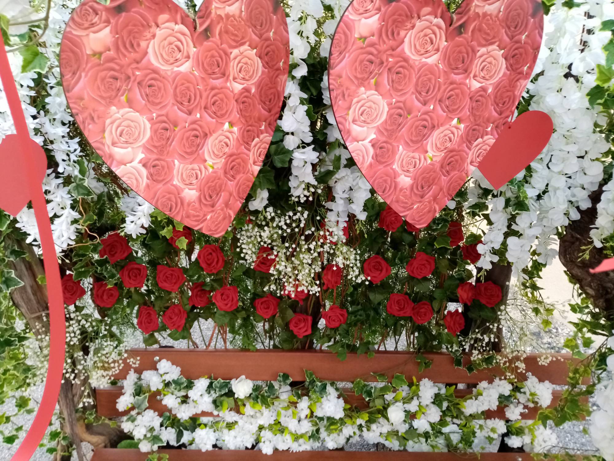 Vive la Saint Valention, Ce jardin des amours est une arche florale printanière pour la saint Valentin à Berre l'Etang