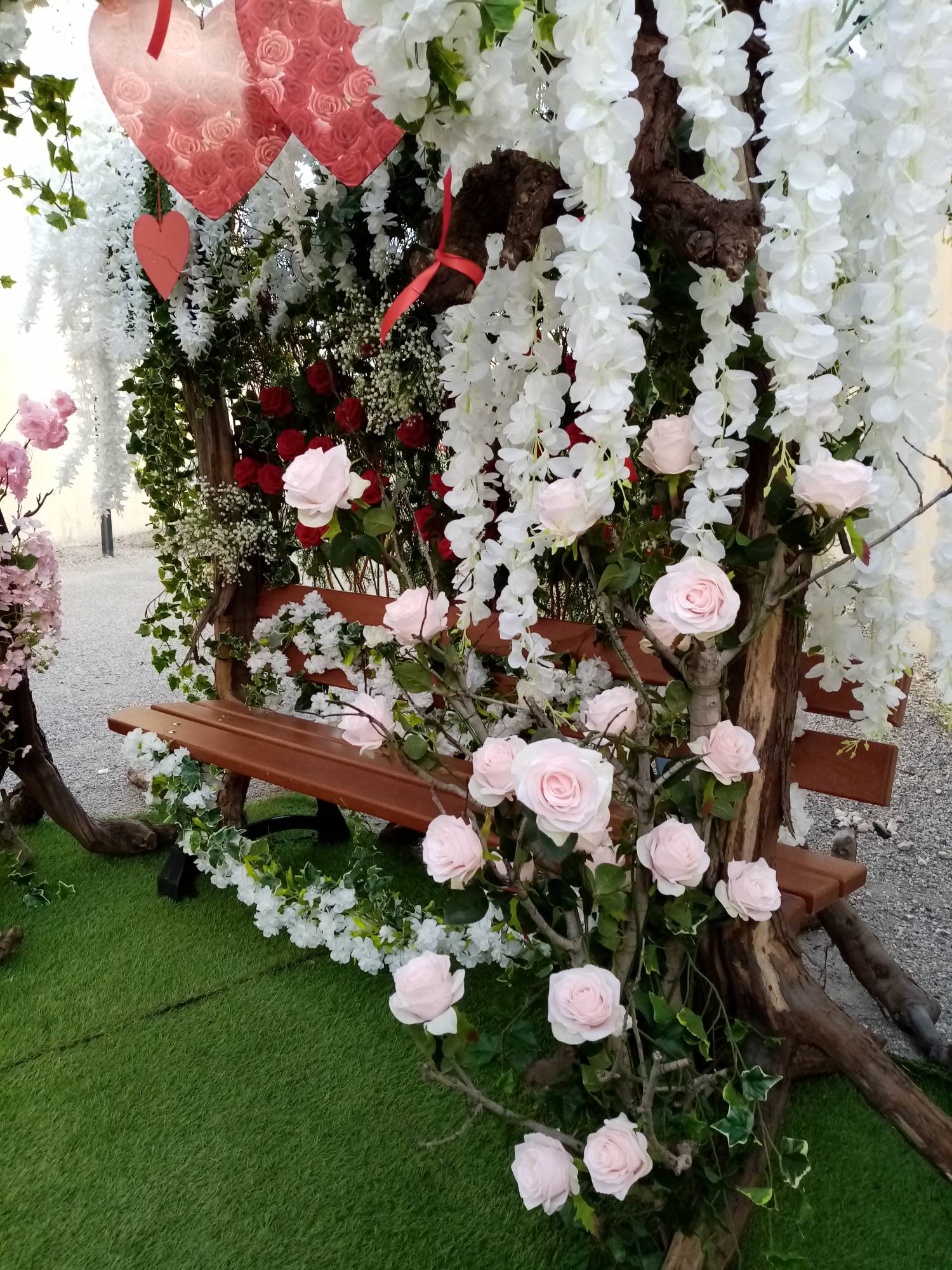 Vive la Saint Valention, Ce jardin des amours est une arche florale printanière pour la saint Valentin à Berre l'Etang