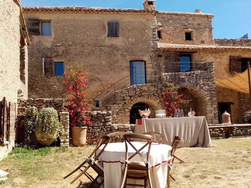 Les bougainvilliers rouge en pot terre accentuent l'ambiance.