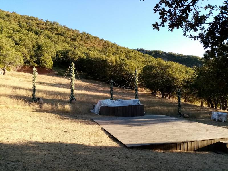 Décorations florales de gypsophiles et d'eucalyptus pour un tournage du mariage du film Rumba la Vie