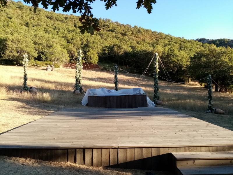 La scène de dance est décorée en fond de colonnes de fleurs.