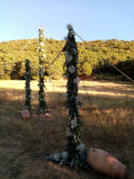 Décorations florales de gypsophiles et d'eucalyptus pour un tournage du mariage du film Rumba la Vie