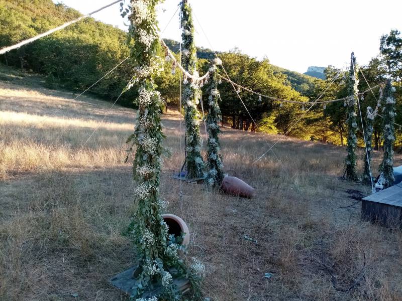 Les gypsophiles et les eucalyptus recouvrent les mats en bois.