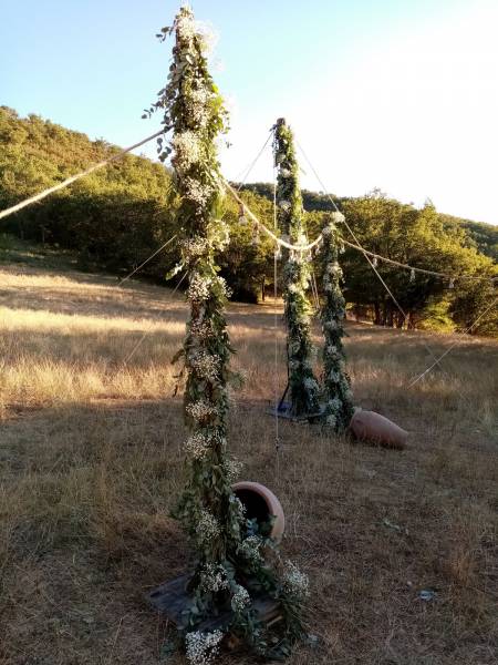 Les mats des guilandes de lumières sont ornés de fleurs blanches.