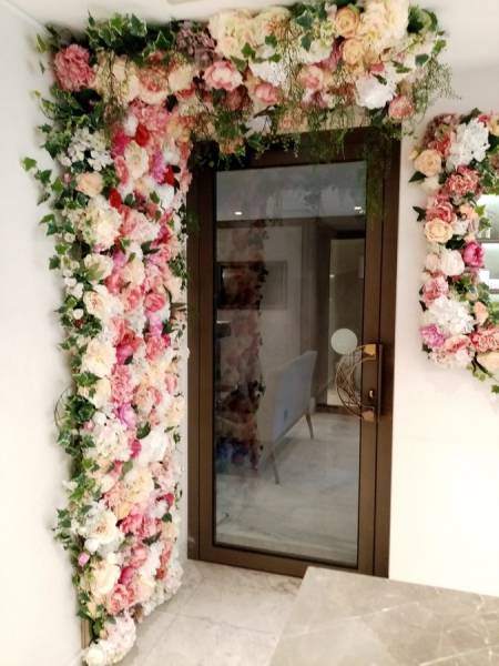 Conception d'un mur de fleurs glamour pour un institut de beauté