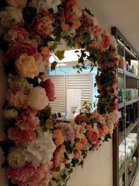 Conception d'un mur de fleurs glamour pour un institut de beauté