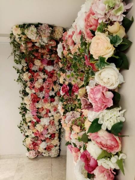 Conception d'un mur de fleurs glamour pour un institut de beauté