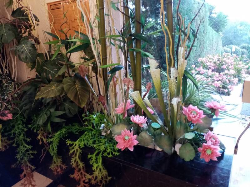 Fleurs et plantes en compositions artificielles pour entreprise