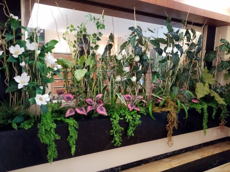 Fleurs et plantes en compositions artificielles pour entreprise