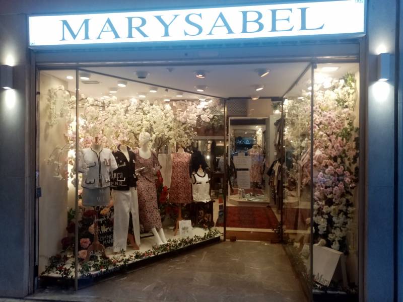 Création de décoration florale de scène d'étalage pour vitrine de magasin à la location 1, 2 ou 3 mois.