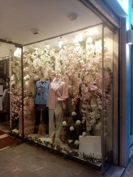 Création de décoration florale de scène d'étalage pour vitrine de magasin à la location 1, 2 ou 3 mois.