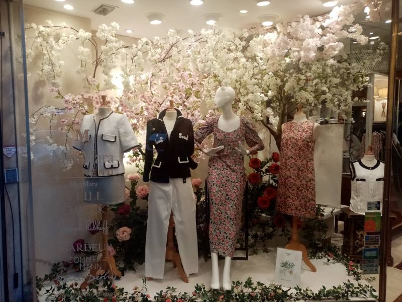 Création de décoration florale de scène d'étalage pour vitrine de magasin à la location 1, 2 ou 3 mois.