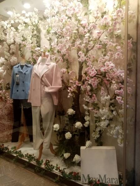 Création de décoration florale de scène d'étalage pour vitrine de magasin à la location 1, 2 ou 3 mois.