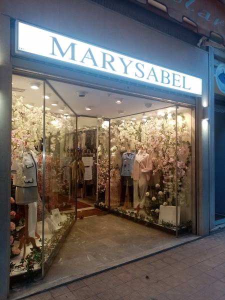 Création de décoration florale de scène d'étalage pour vitrine de magasin à la location 1, 2 ou 3 mois.