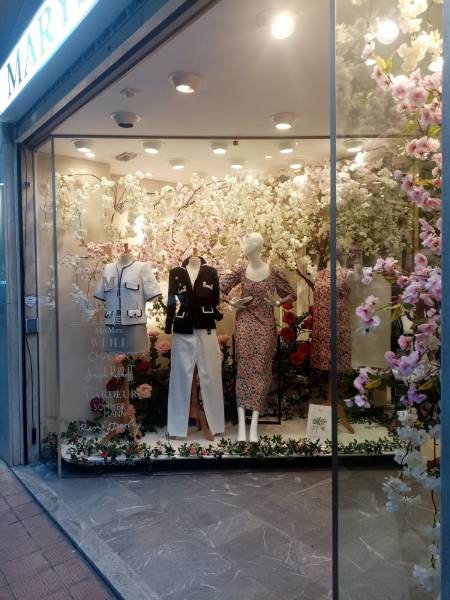 Création de décoration florale de scène d'étalage pour vitrine de magasin à la location 1, 2 ou 3 mois.