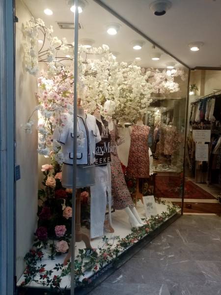 Décorateur de vitrine à thème en fleurs et plantes artificielles en location en paca.