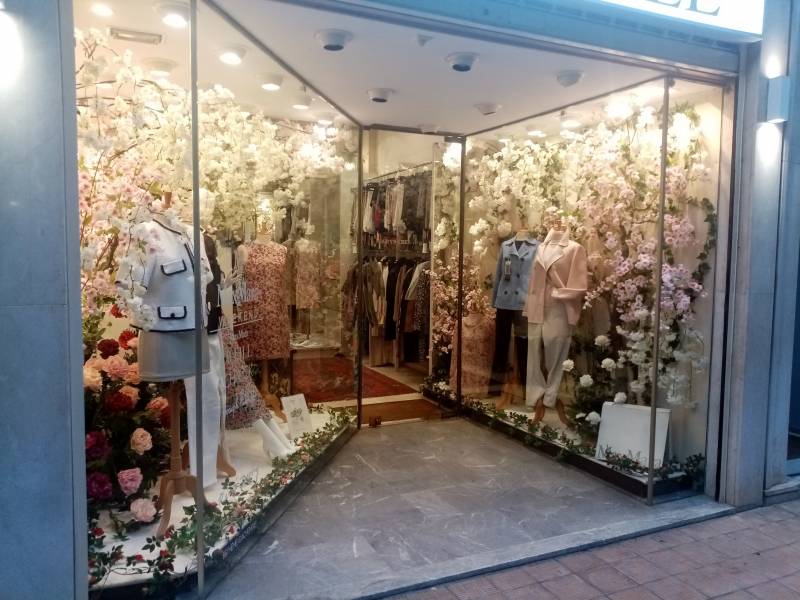 Création de décoration florale de scène d'étalage pour vitrine de magasin à la location 1, 2 ou 3 mois.