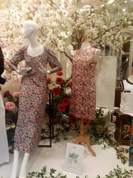 Création de décoration florale de scène d'étalage pour vitrine de magasin à la location 1, 2 ou 3 mois.