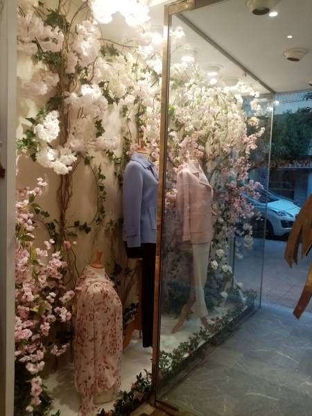 Décorateur de vitrine à thème en fleurs et plantes artificielles en location en paca.