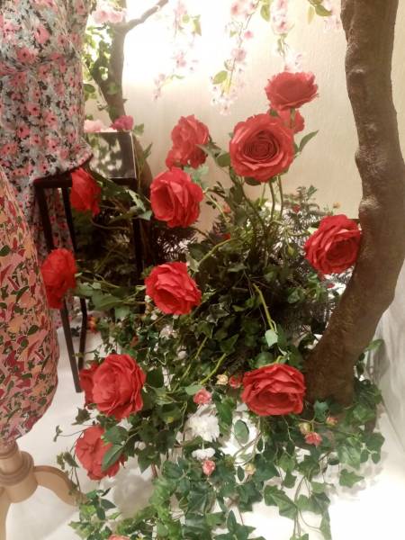 Décorateur de vitrine à thème en fleurs et plantes artificielles en location en paca.