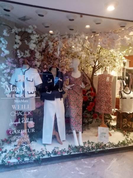 Création de décoration florale de scène d'étalage pour vitrine de magasin à la location 1, 2 ou 3 mois.