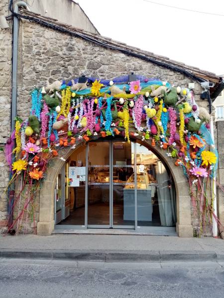 Ce décor de façade de Pâques est proposé à la loca