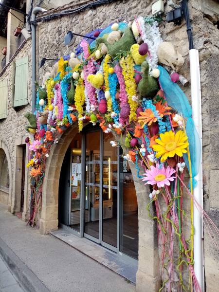 Les couleurs vives et très colorées procurent de le vie à vos façades de commerces.