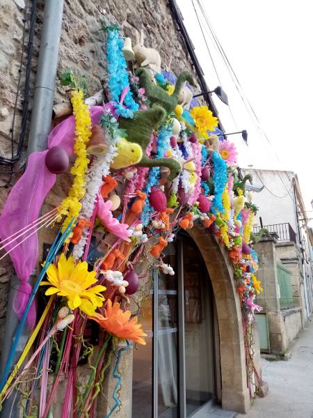 Fleurs de Pâques en location pour façade de commerce en Provence