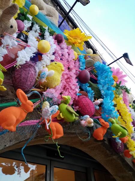 Les oeufs de Pâques colorées ressemblent à des gourmandises.