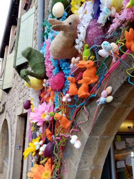 Décoration de fleurs artificielles en location pour façades de commerces et magasin en paca