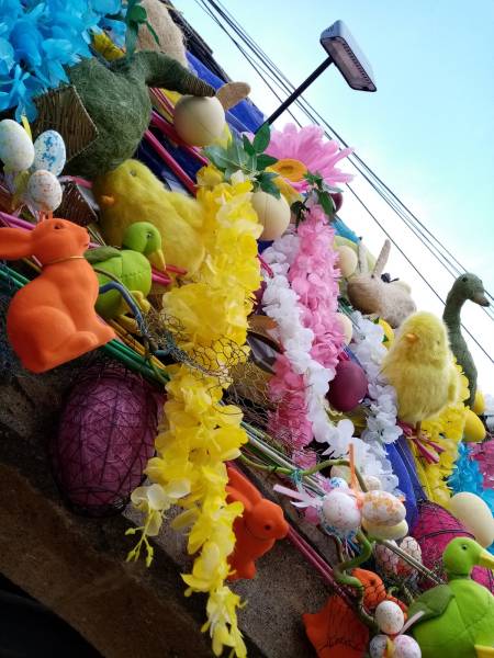 Cascades de fleurs artificielles en location avec décoration de façade de magasin en paca