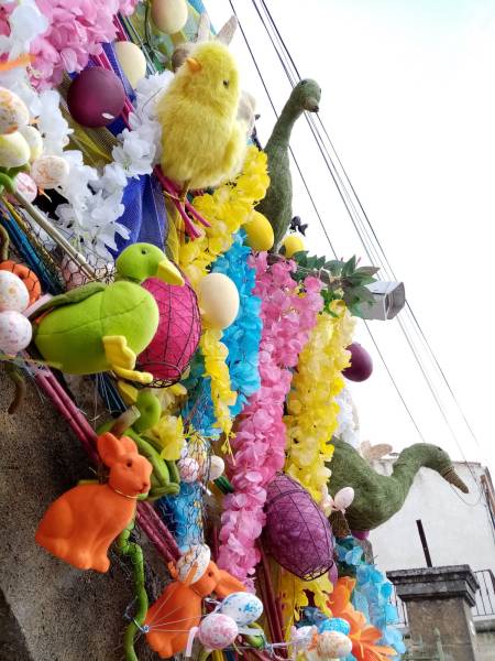 Le jeu des couleurs est amusant et enfantin pour ce décor de façade de Pâques.