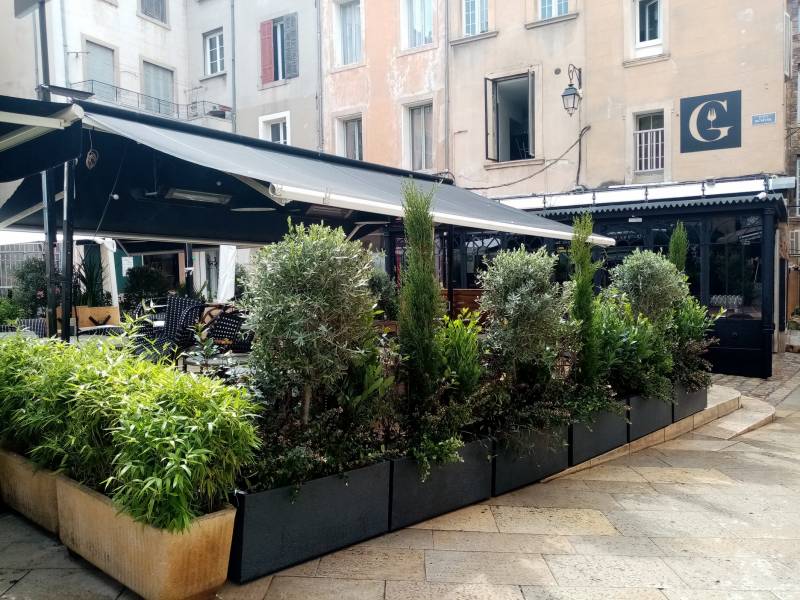 La longueur de la jardinière s'harmonise avec celles des autres restaurants.