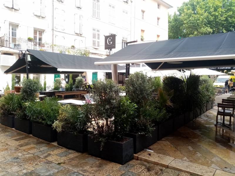 Les angles de la terrasse sont bien fermés afin de protéger les convives.