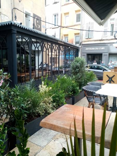 En façade, les plantes sont plus basses pour ouvrir la vue panoramique du restaurant à la terrasse.