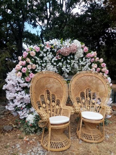 Les lis blancs apportent de la noblesse à l'arche.