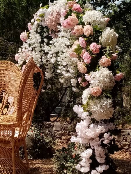 Le mobilier de mariage s'installe aisément sous l'arche.