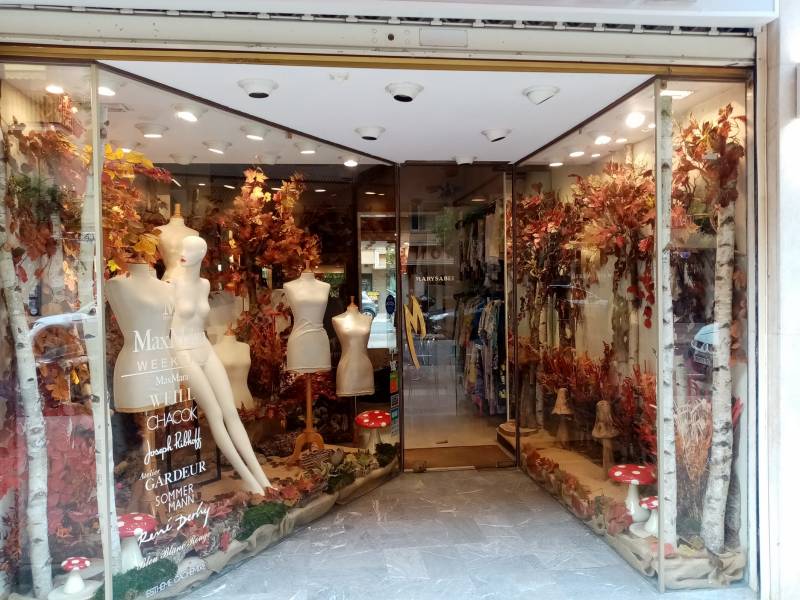 Décorateur de vitrine à thème en fleurs et plantes artificielles en location en paca.