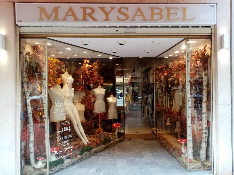 Décorateur de vitrine à thème en fleurs et plantes artificielles en location en paca.