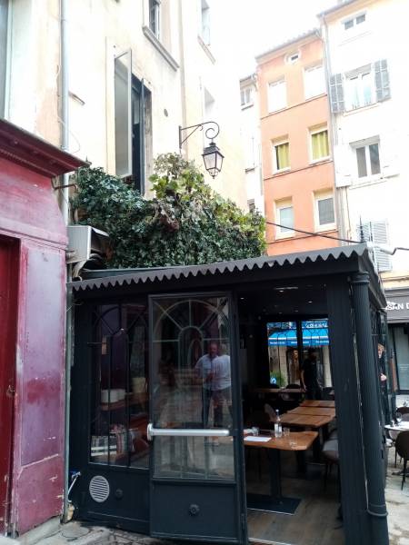 Les pignons nécessitent une attention pour cacher les angles avec les lierres en cascade.