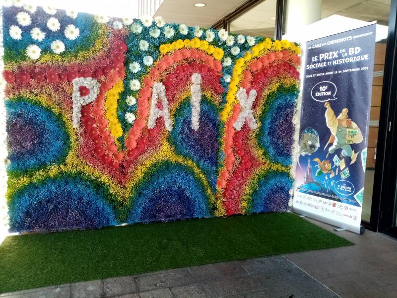 Un tableau mural de fleurs pour illustrer la paix à travers la bande dessinée.