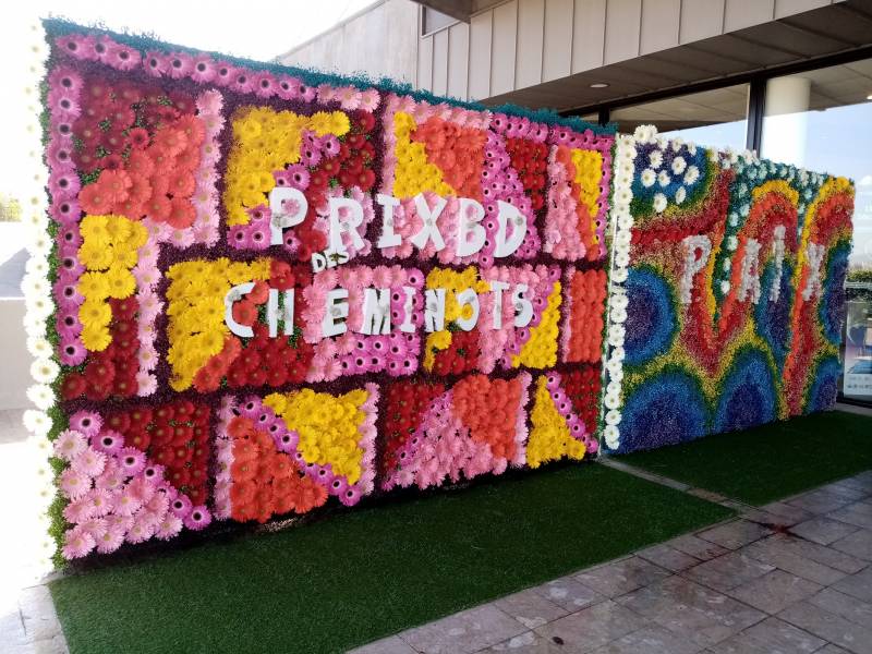 Le thème des Bandes de dessinées a inspiré ce mur de fleurs de gerbera