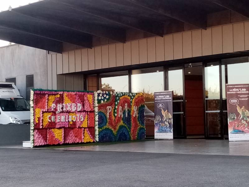 Mur floral de gerbera et gypsophile pour événement de remise de prix de  la bande dessinée Marseille