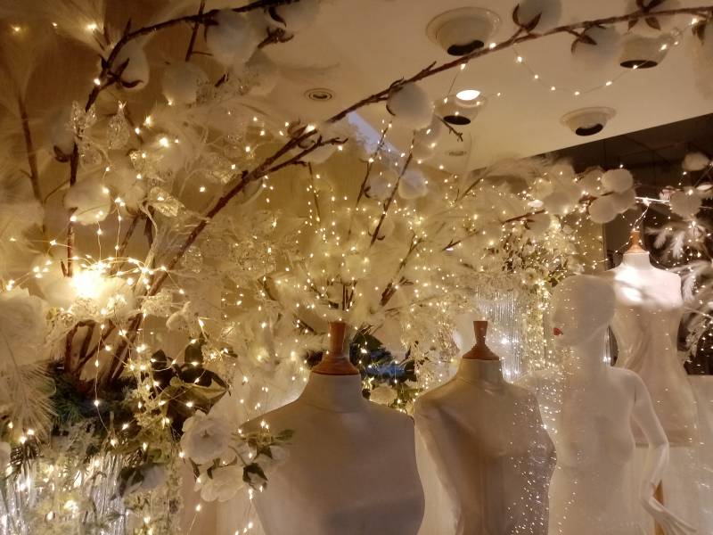 Décorateur de vitrine à thème en fleurs et plantes artificielles en location en paca.