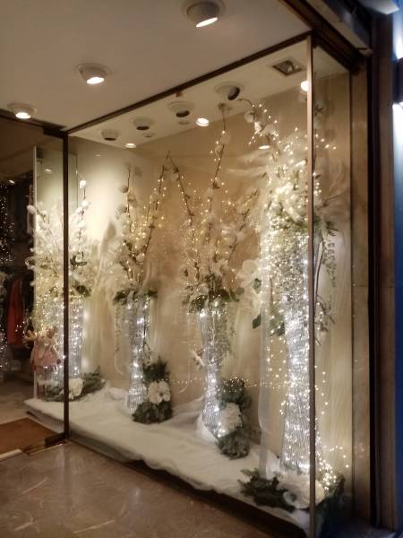 Décorateur de vitrine à thème en fleurs et plantes artificielles en location en paca.