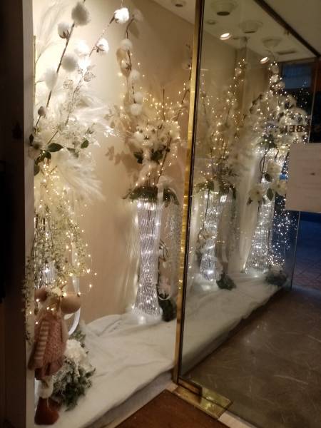 Décorateur de vitrine à thème en fleurs et plantes artificielles en location en paca.