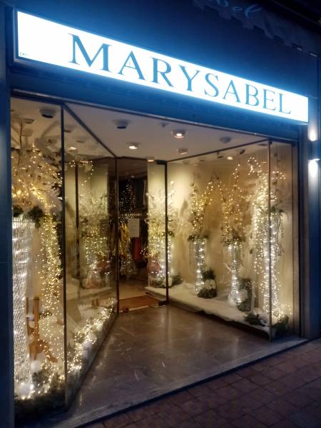 Décorateur de vitrine à thème en fleurs et plantes artificielles en location en paca.